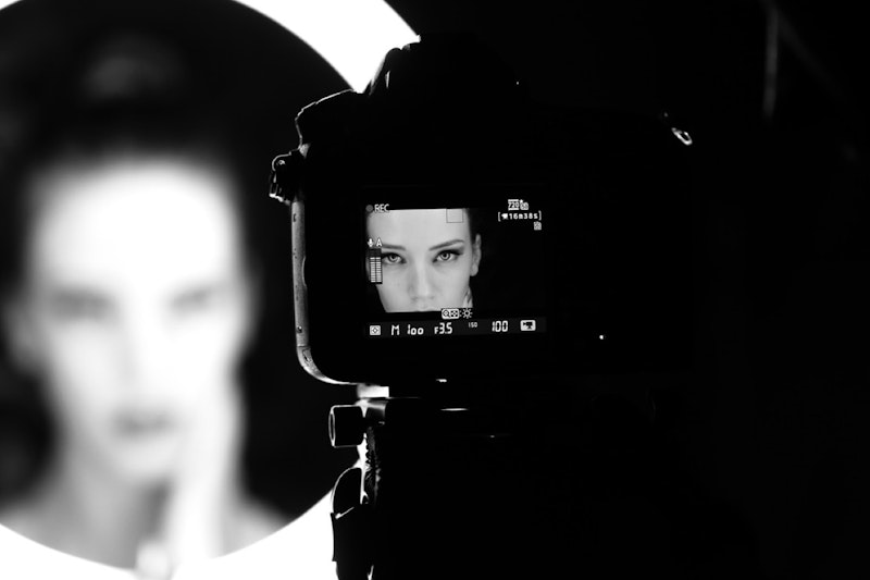 Mujer embarazada en estudio fotográfico